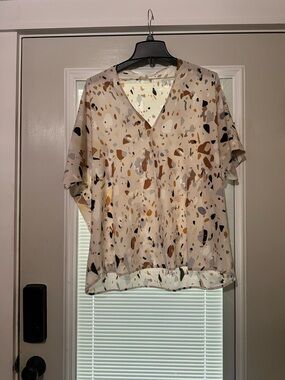 JODIFL Beige Terrazzo Print V-Neck Blouse